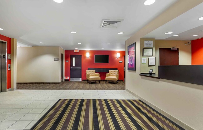 Lobby and Guest Check-in - Furnished Studio - Herndon