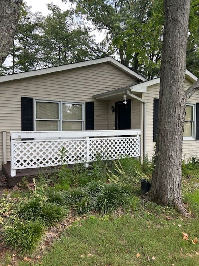 Building Photo - Adorable 3BR 1BA Home w/ Laundry near Sycamore Twp  3BR SFR • Stainless Appliances • Large Yard i...