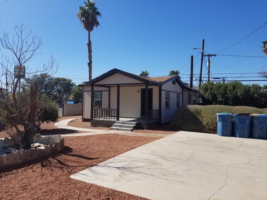 Primary Photo - Remodeled 2 Bedroom- Minutes from Las Vega...