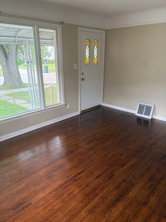 Foto del edificio - 2 bedroom house Ranch with basement and garage