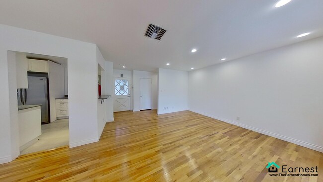 Foto del edificio - Bright 3-Bedroom + 2-Bathroom Home in Vall...