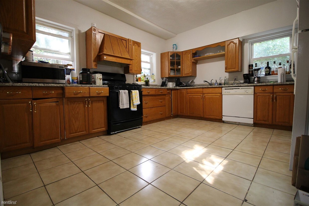 Primary Photo - 152 Strathmore Rd
