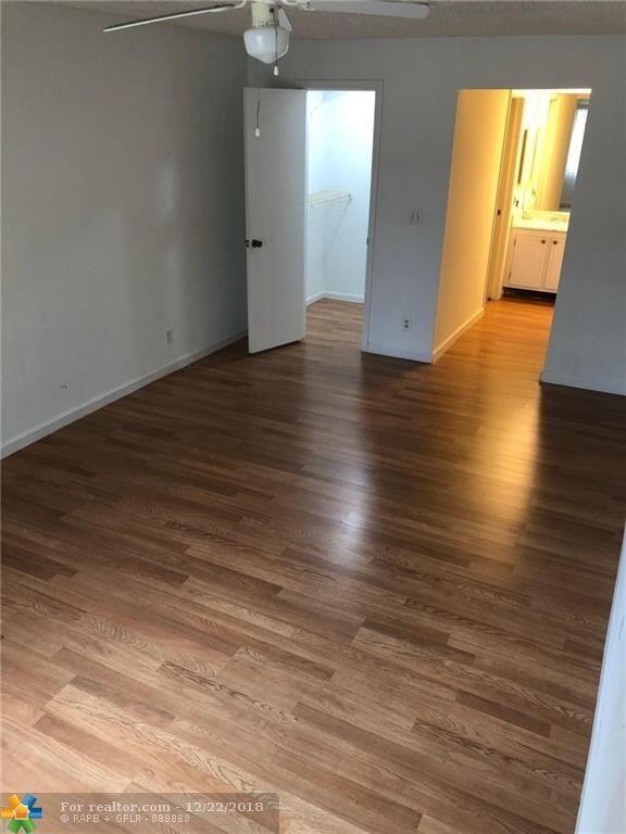 Foto del edificio - 6439 Bay Club Dr