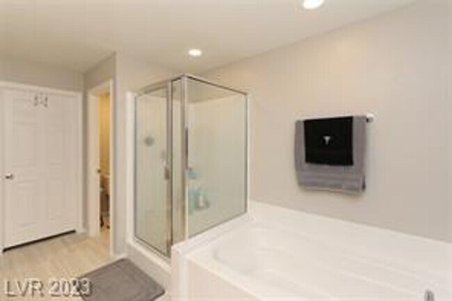 Building Photo - 3 Bedroom townhome near Henderson Hospital.  Galleria Mall, Sunset Station and many restaurants w...