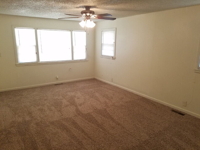 Building Photo - Beautiful Home Super Close to Tech!
