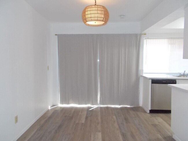 Foto del edificio - Charming Upstairs Condo with Private Balcony