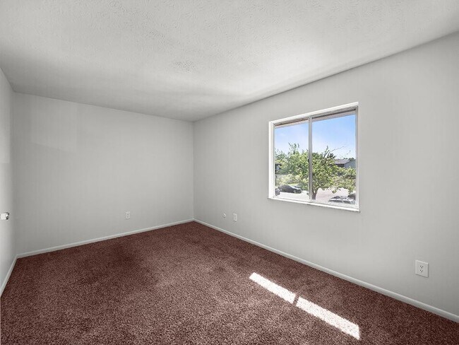 Habitación con ventana grande - Central Square Apartments