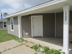 Building Photo - 1302 Grace Ave