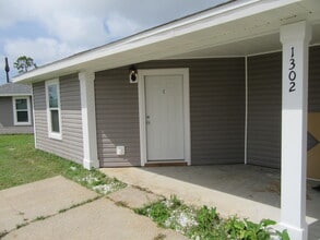 Building Photo - 1302 Grace Ave