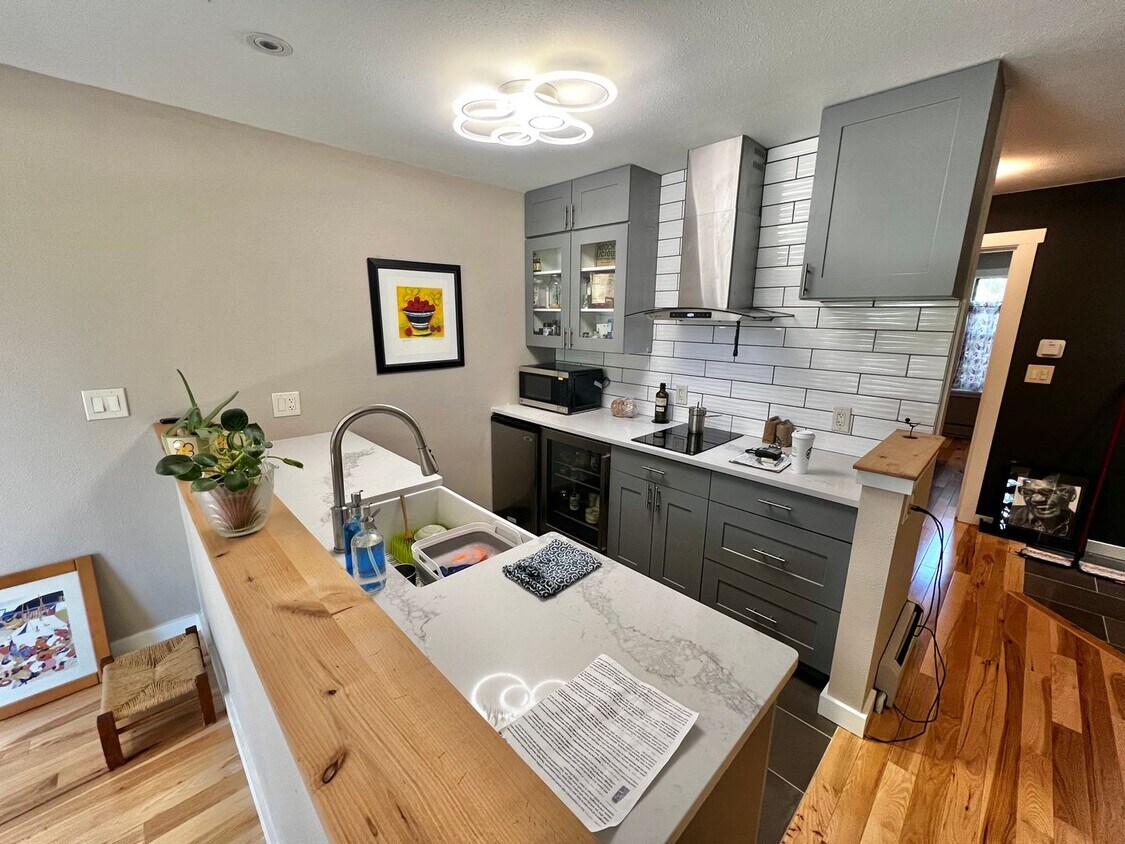 Foto principal - Tastefully updated 1 bedroom, 1 bathroom c...