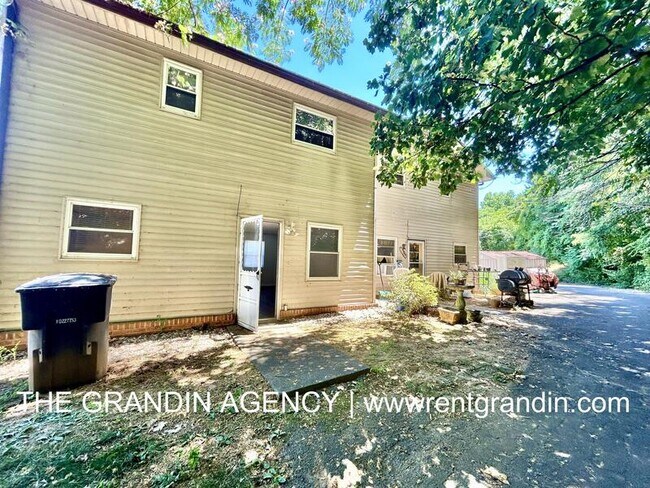 Building Photo - 5335 Carolyn Cir