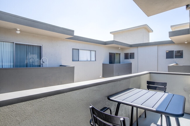 Building Photo - Villa Elizabeth, 7513 Fountain Ave