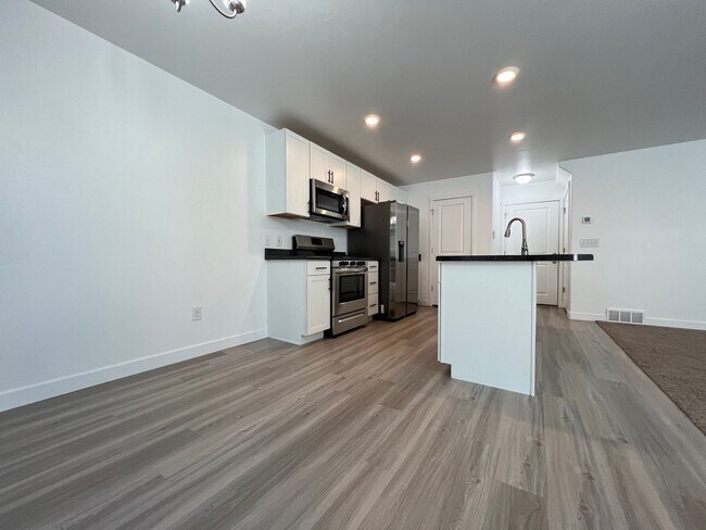 Building Photo - 3 Bd/2 Ba Townhouse in Herriman