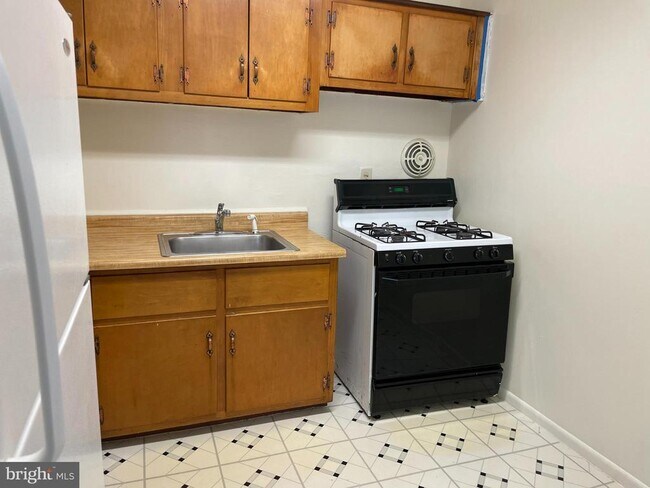 Building Photo - 904 Taney Ave