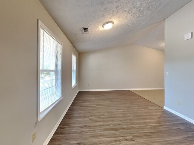Foto del edificio - $1,645 rent credit! Cozy Home located in L...