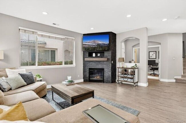 Foto del edificio - Renovated 2-bed 2.5 bath bright and open townhome located in the heart of Lone Tree!