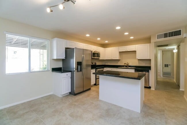 Foto del edificio - 21824 Torrence Chapel Rd
