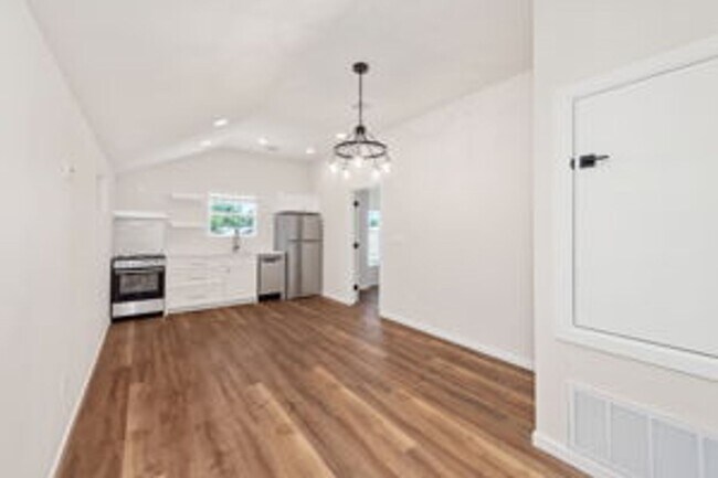 Foto del edificio - Newer construction - garage apartment avai...