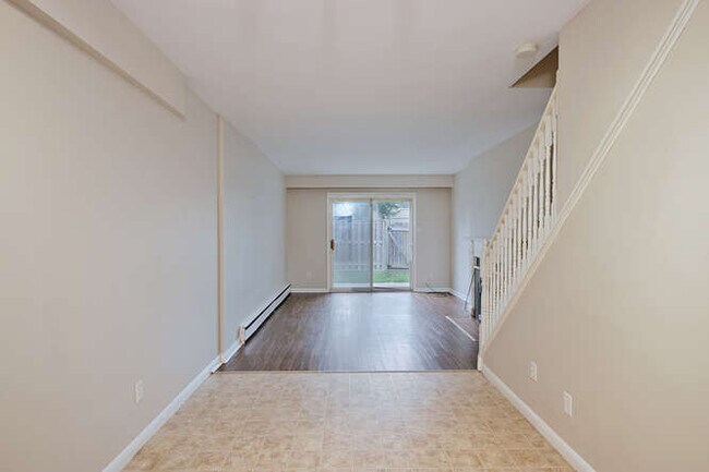 Photo du bâtiment - GREAT VALUE FOR 2 BEDROOM TOWNHOME IN NORTH LONDON