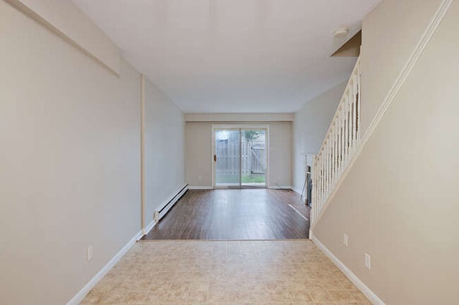 Building Photo - SPACIOUS 2 BEDROOM TOWNHOME ON ARBOUR GLEN CRESCENT