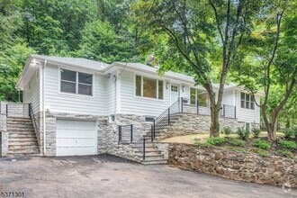Building Photo - 117 Sagamore Rd