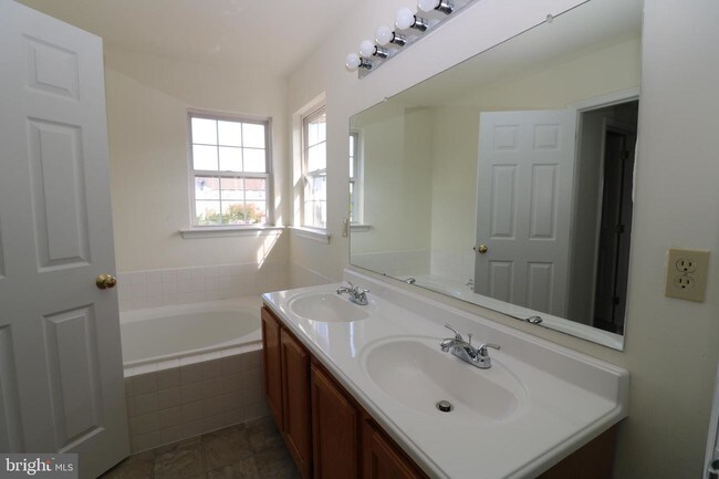 Building Photo - 504 Fairnest Ct