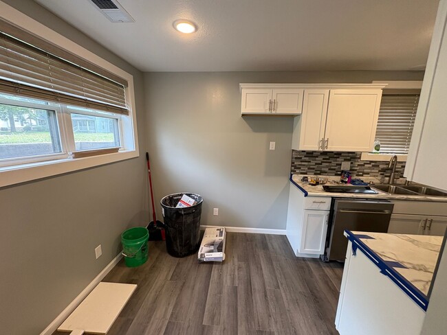 Building Photo - Newly Renovated 1 Bed Unit in Central MHK!