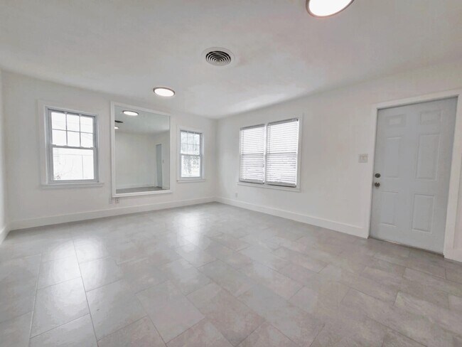 Building Photo - 813 S 6th St