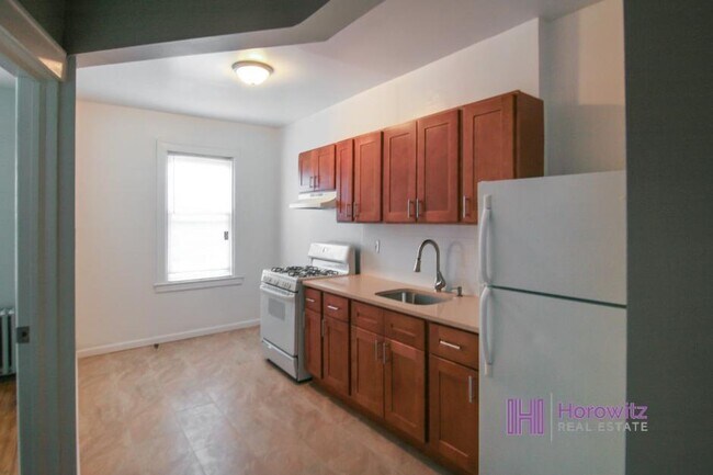 Building Photo - 34-30 Crescent St