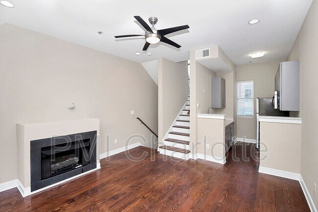 Foto del edificio - 2040 Atherton Heights Ln