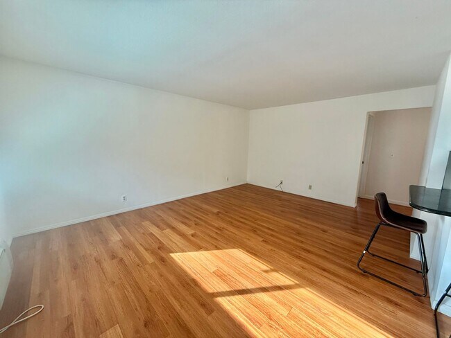 Foto del edificio - CAMPBELL - Downstairs unit in desirable location