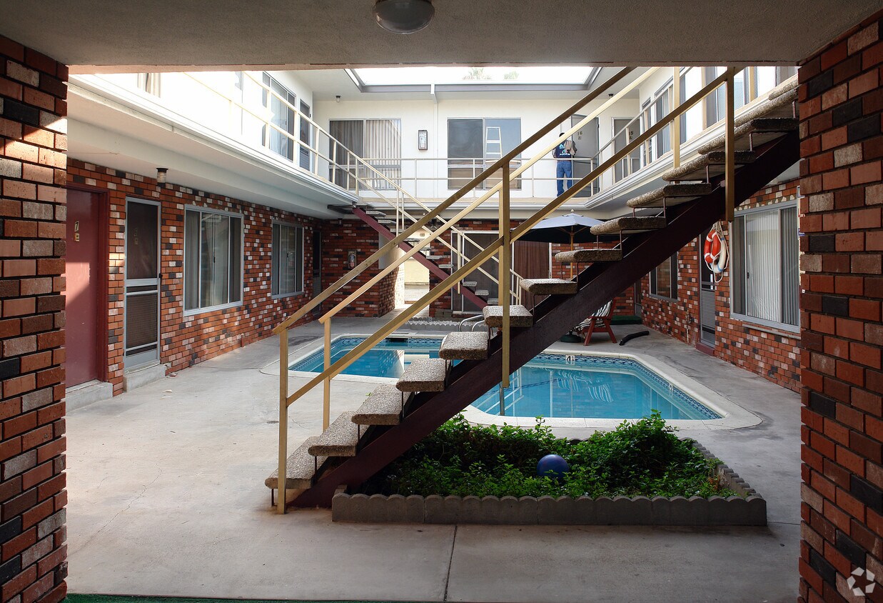 Piscina - 11920 Inglewood Ave