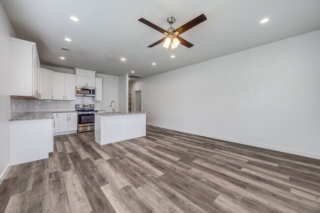 Foto del edificio - 3-Bed Home with Fenced Yard & Attached Garage in Sunny Side – Denison