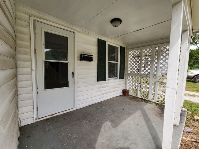 Building Photo - Spacious 2-Bedroom, 1-Bathroom Home AVAILA...