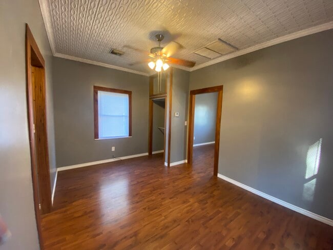 Bed 1 - 921 4th St