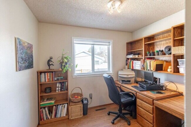 Foto del edificio - Spacious 4 Bed / 3 Bath Near Downtown with Two Master Bedrooms!