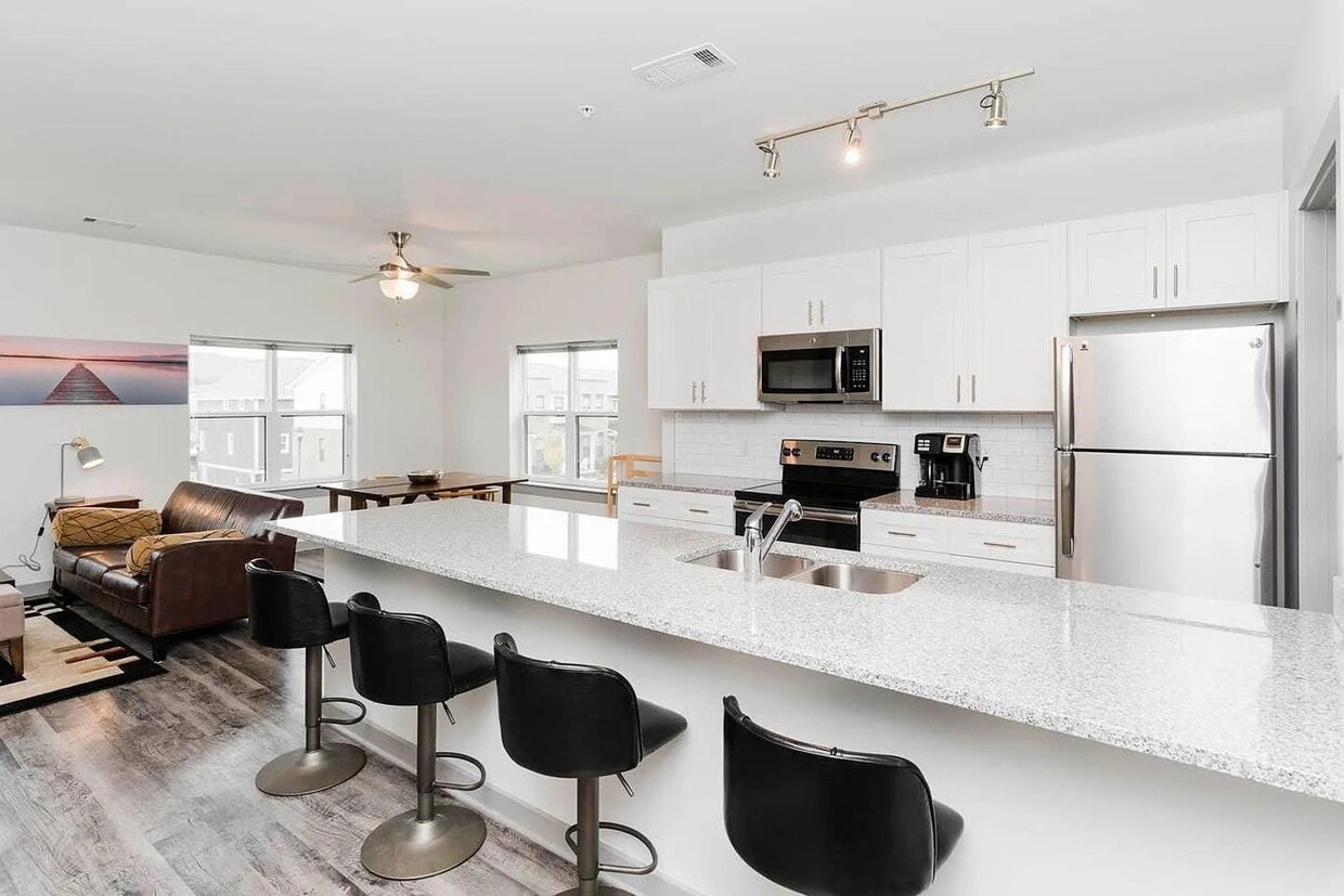 Primary Photo - Furnished Luxury Condo on Riverfront Parkw...