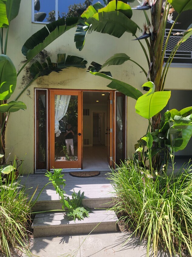 Foto principal - 827 Bay St