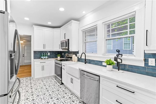 Photo - Room in House on Evans Dr SW