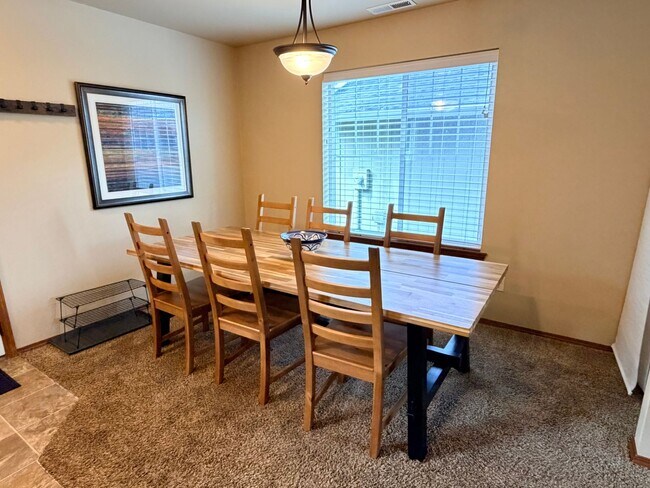 Foto del edificio - Short term, fully furnished home! 3 bed, 2.5 bath, central a/c, w/d, d/w, covered parking, great ...