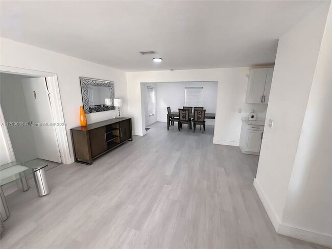 Foto del edificio - 3361 NW 5th Pl