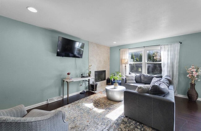 Foto del edificio - 5719 Highland Way