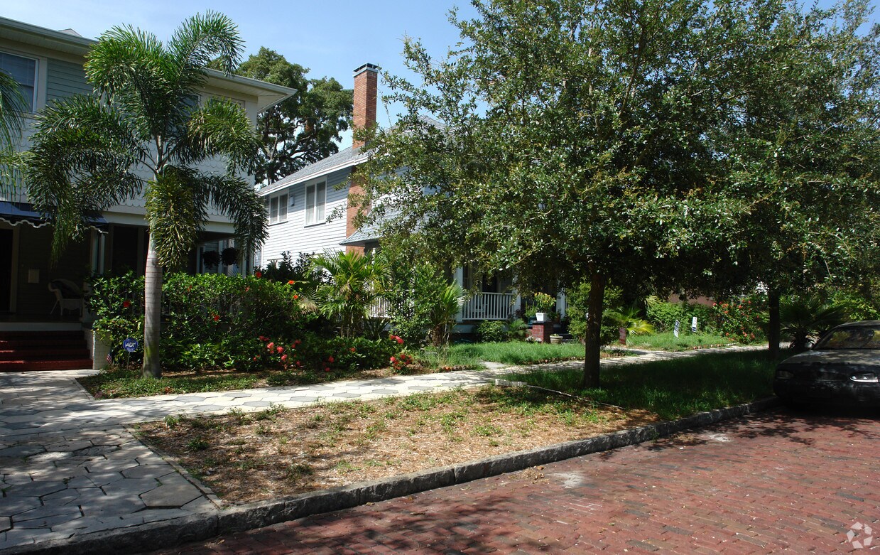 Building Photo - 125 8th Ave N