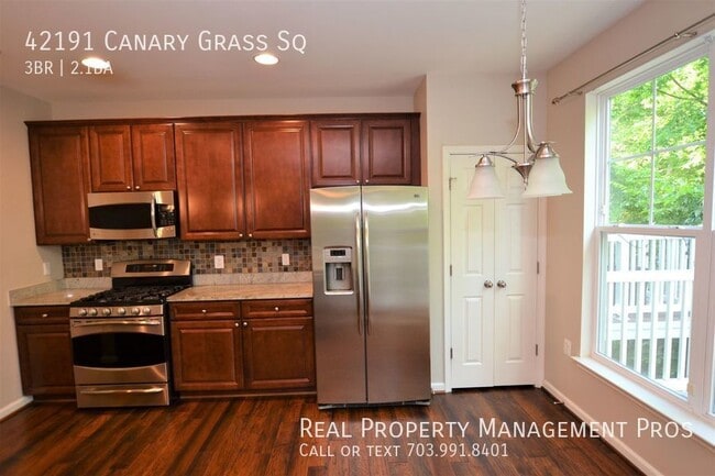 Building Photo - Beautifully Maintained 3 Bedroom 4 Level T...