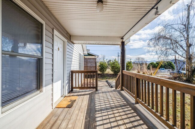 Foto del edificio - Newly-Updated 3-Bedroom Home in West Ashev...
