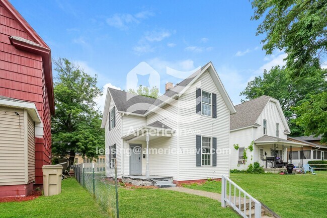 Building Photo - 924 E Dayton St