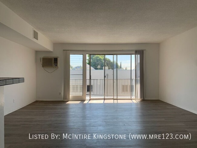 Building Photo - Move-in Specials Await in this Spacious 2B...