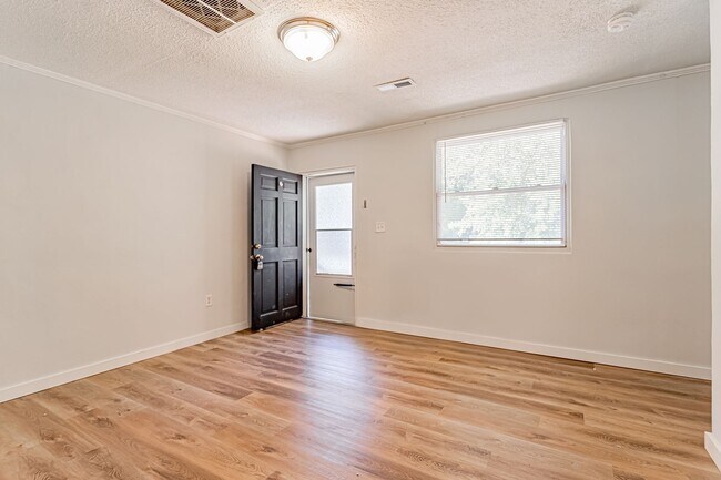 Foto del edificio - Price Improvement! Located Convenient to D...