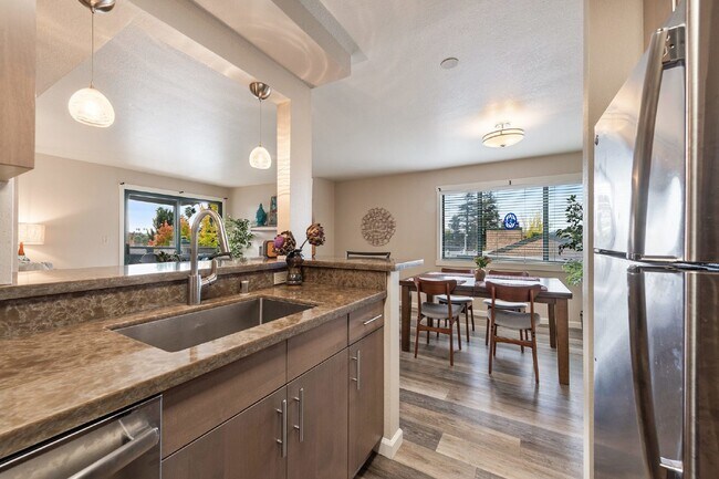 Building Photo - Modern 2 Bed, 2 Bath Condo in fenced commu...