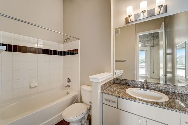 Full Bathroom - Hermann Park Lofts